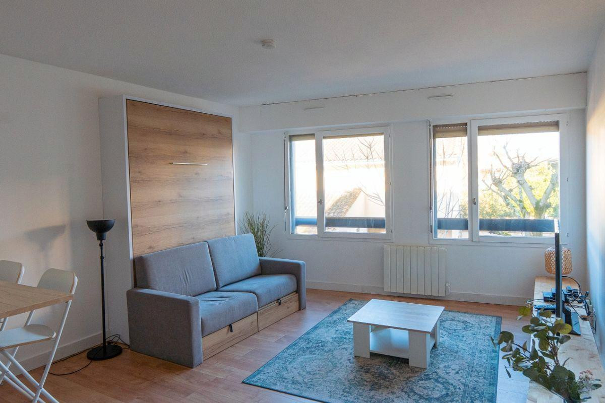 
                                                Location
                                                 Grand studio 31m² proche St Gènes +parking