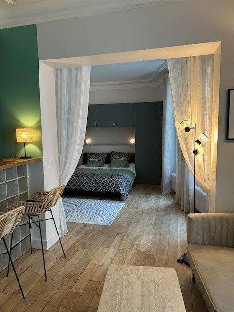 
                                                Location
                                                 Grand studio 39m2 - Paris 16