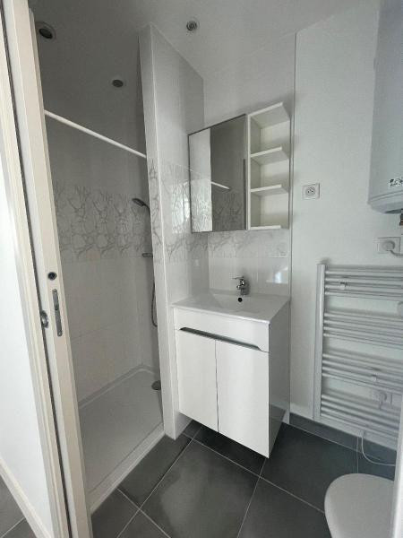 
                                                Location
                                                 Grand Studio à louer à Paris 11è métro Parmentier