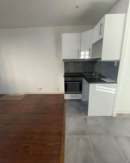 
                                                Location
                                                 Grand Studio à louer à Paris 11è métro Parmentier