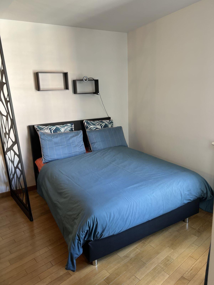 
                                                Location
                                                 Grand studio au calme