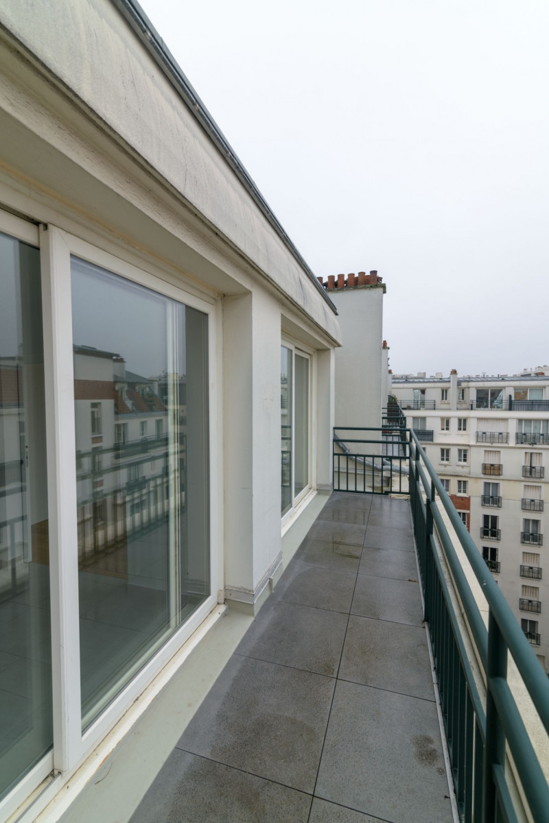 
                                                Vente
                                                 Grand studio avec balcon