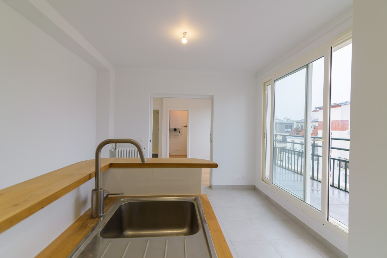 
                                                Vente
                                                 Grand studio avec balcon