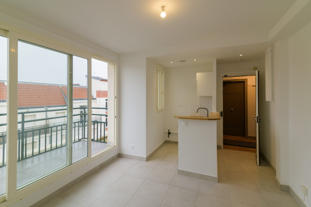 
                                                Vente
                                                 Grand studio avec balcon
