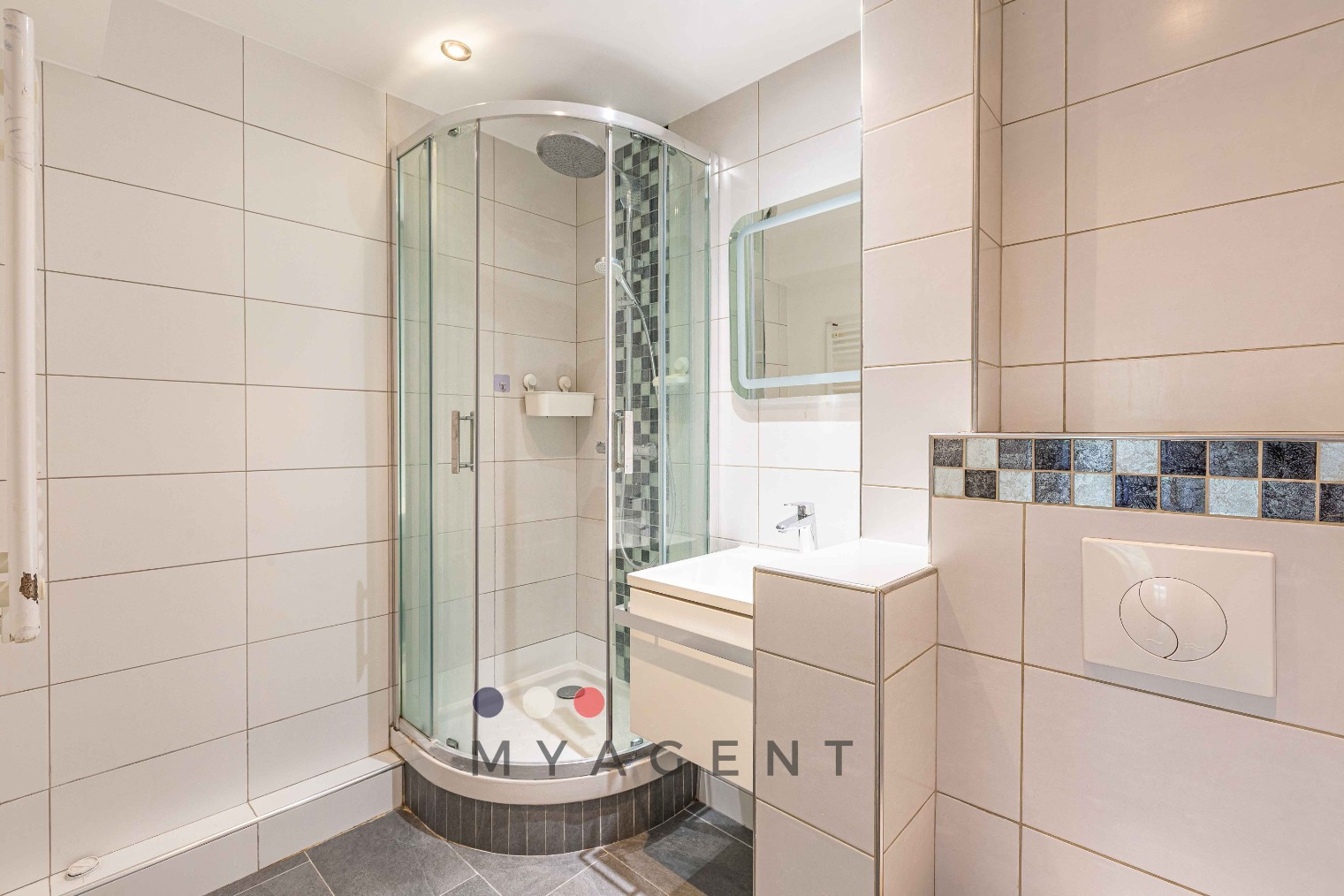 Vente
                                                 Grand studio avec balcon au calme
