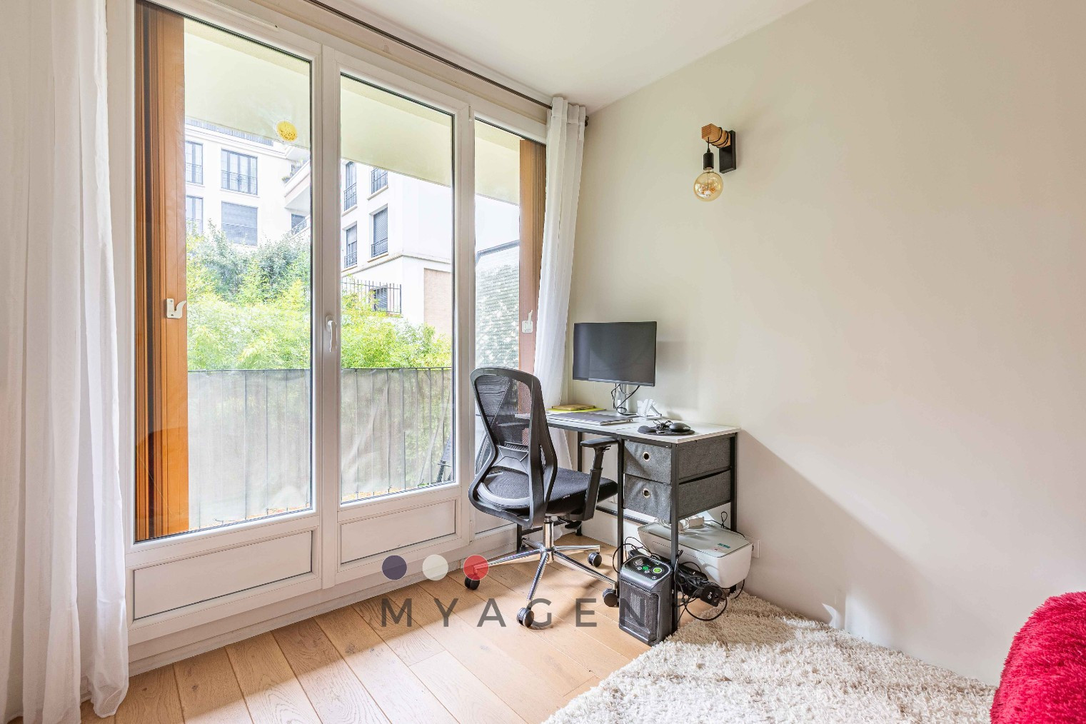 Vente
                                                 Grand studio avec balcon au calme