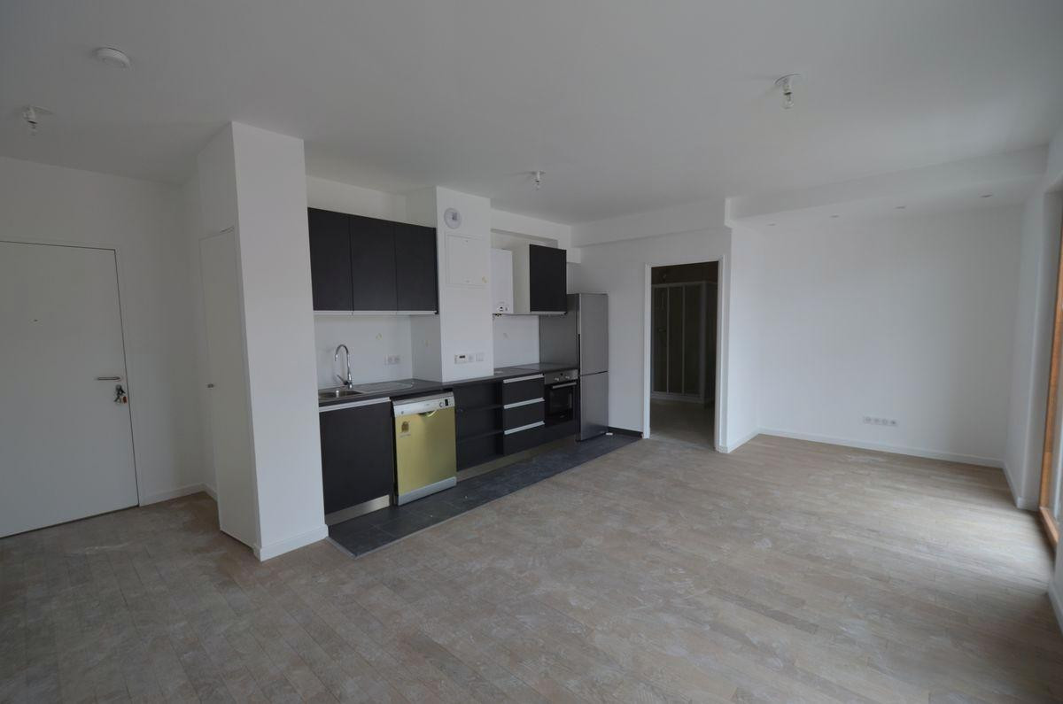 
                                                Location
                                                 Grand Studio avec balcon et cave proche Défense