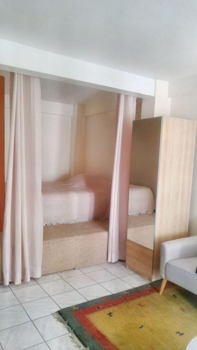 
                                                Location
                                                 Grand studio avec balcon Porte Maillot