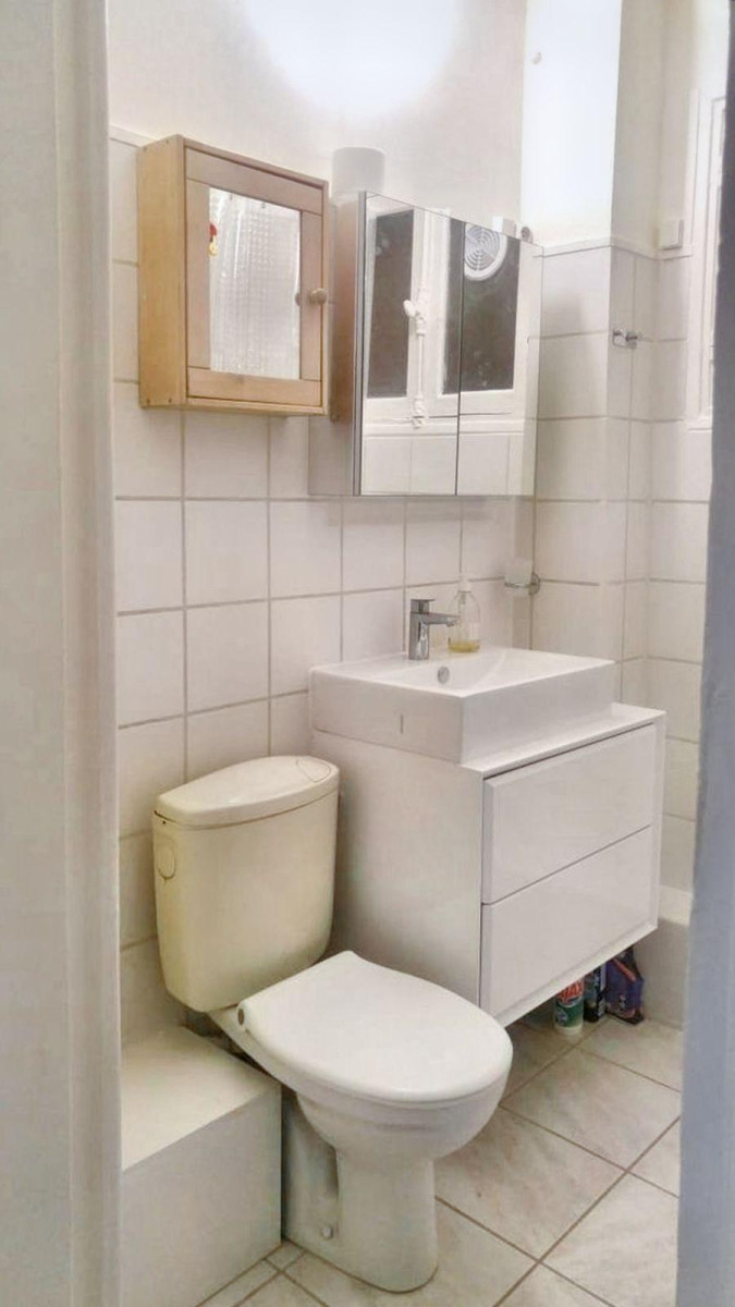 
                                                Location
                                                 Grand studio avec balcon Porte Maillot