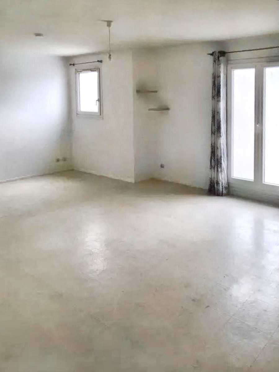 
                                                Location
                                                 Grand studio avec balcon, sans vis-à-vis