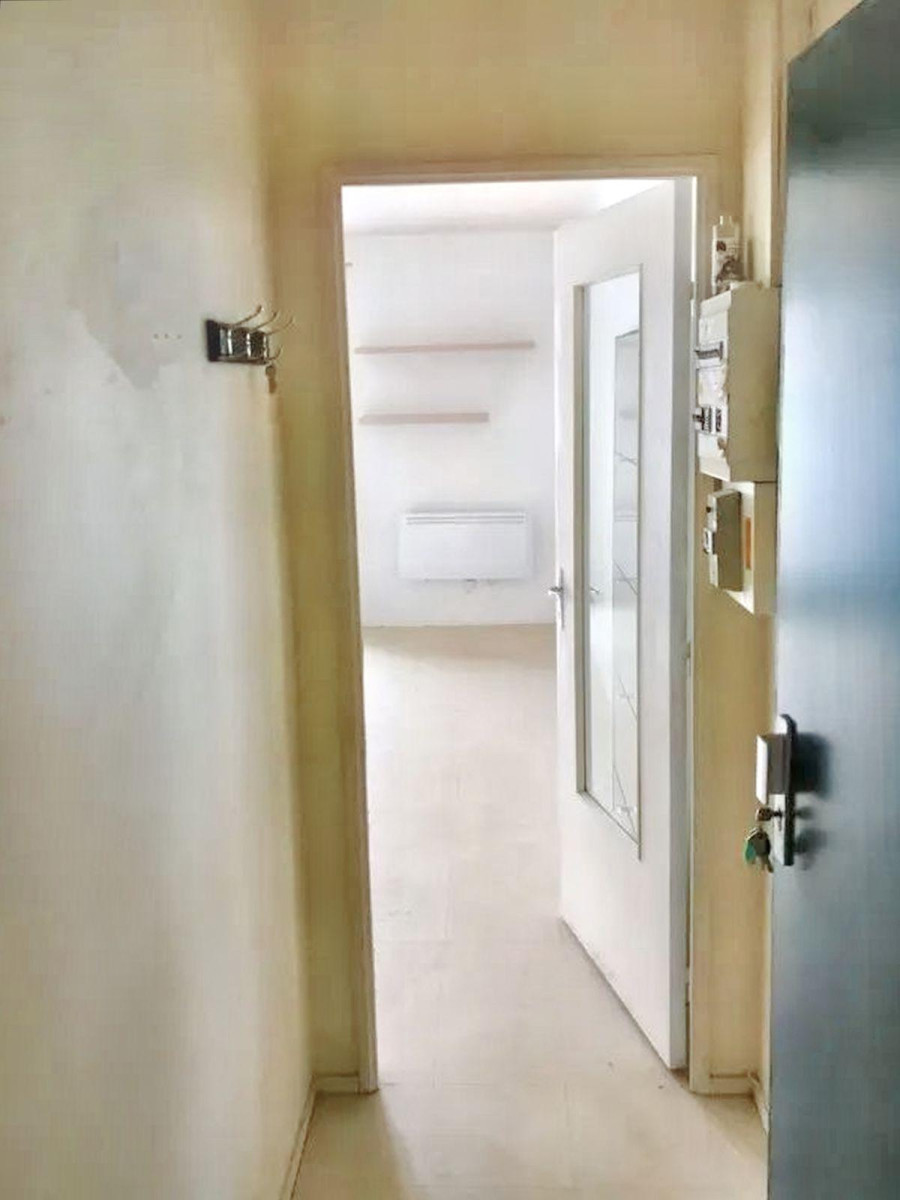 
                                                Location
                                                 Grand studio avec balcon, sans vis-à-vis