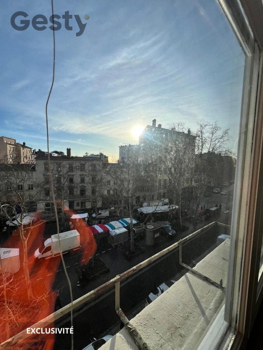 
                                                Location
                                                 Grand studio avec chambre à la Croix Rousse
