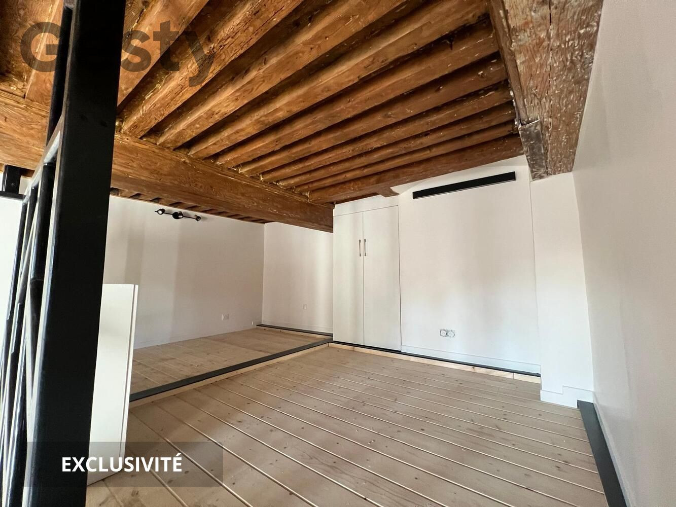 
                                                Location
                                                 Grand studio avec chambre à la Croix Rousse