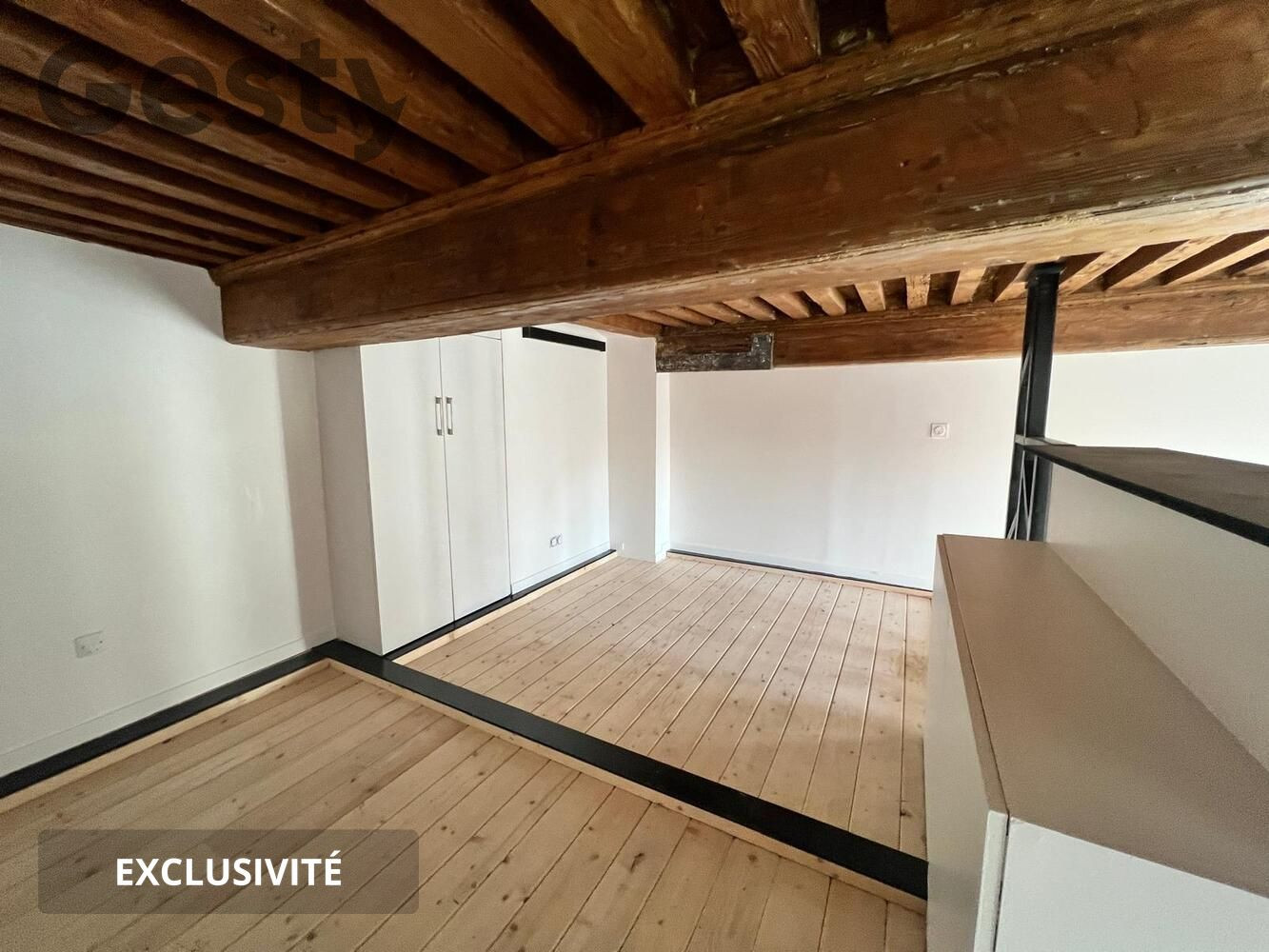 
                                                Location
                                                 Grand studio avec chambre à la Croix Rousse