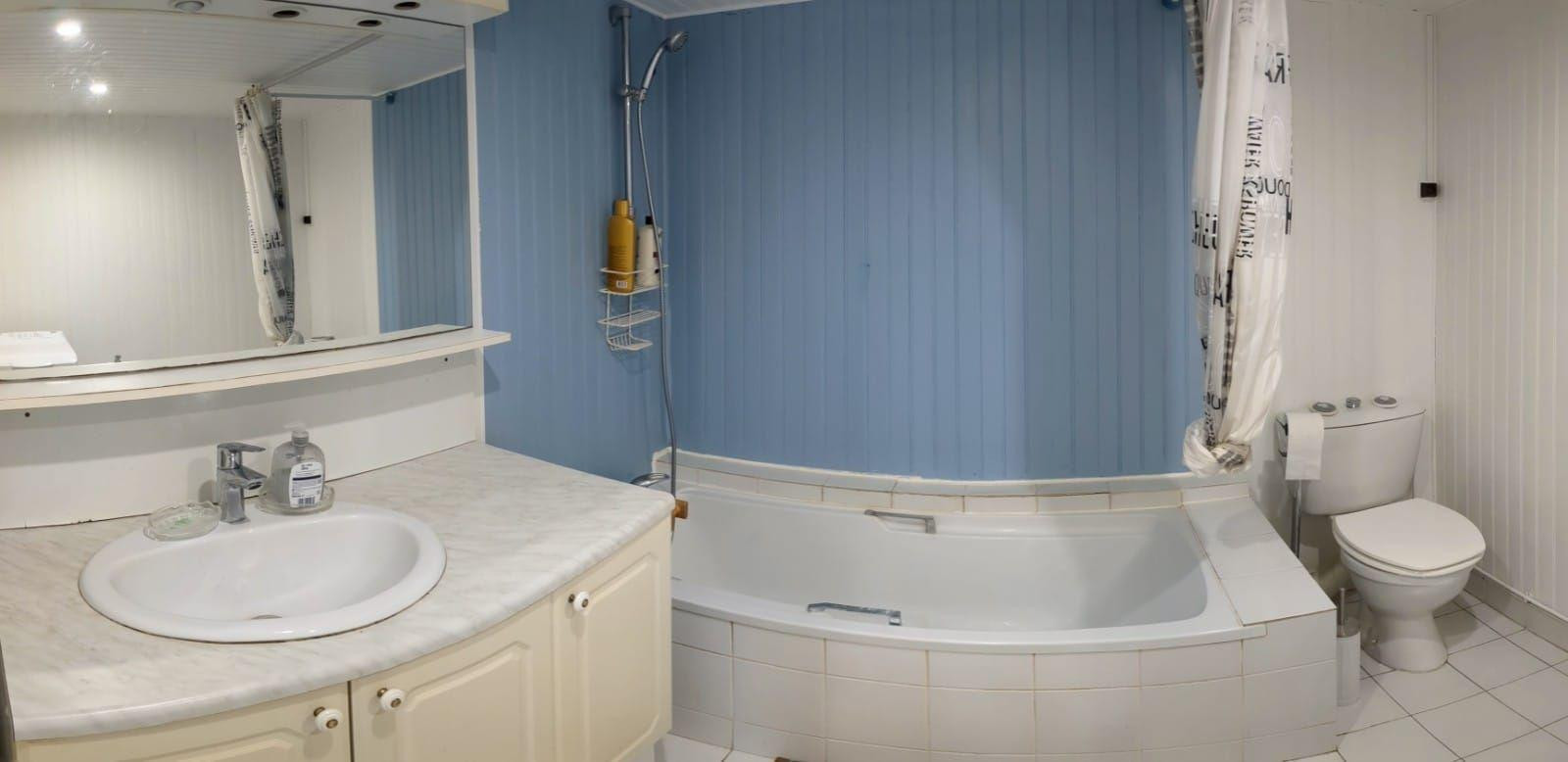 
                                                Location
                                                 Grand studio avec jardin