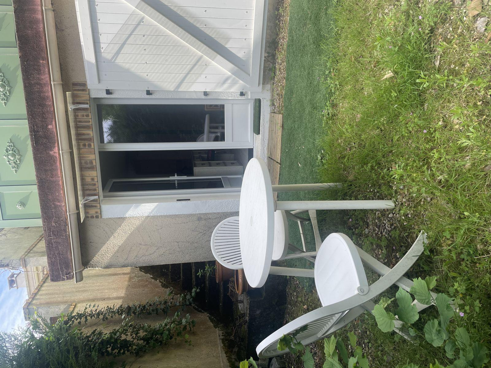 
                                                Location
                                                 Grand studio avec jardin