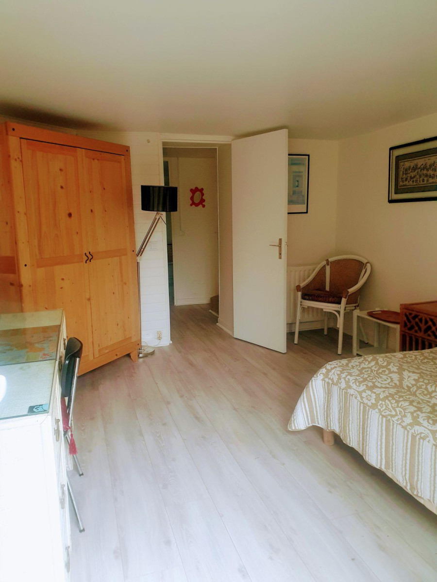 
                                                Location
                                                 Grand studio avec jardin