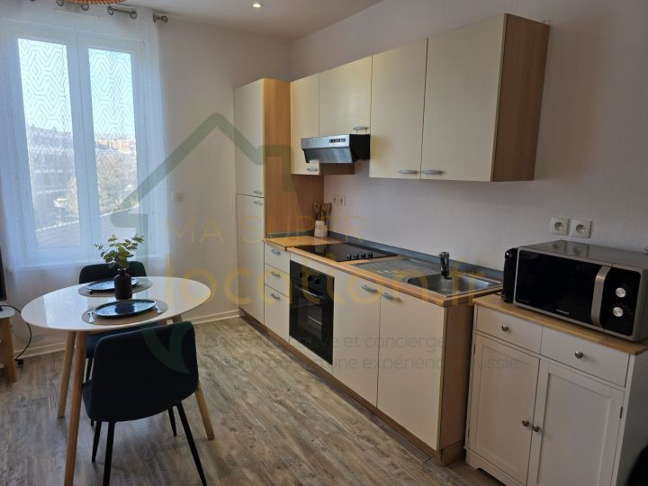 
                                                Location
                                                 Grand Studio avec mise à disposition de mobiliers