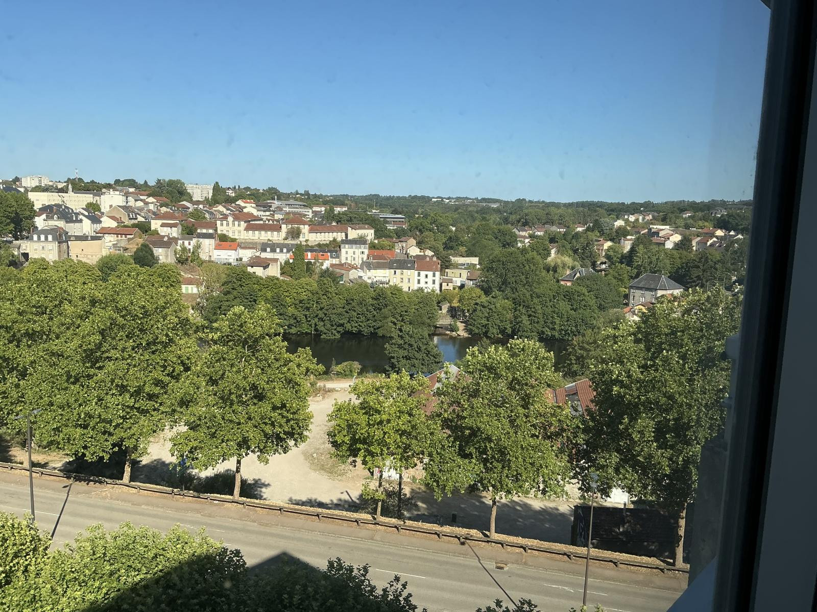 
                                                Location
                                                 Grand studio avec parking proche fac de droit