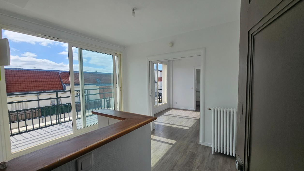 
                                                Vente
                                                 Grand studio avec terrasse