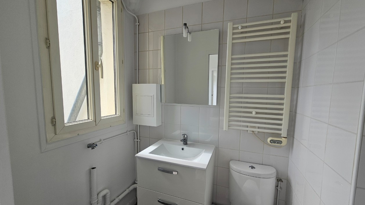 
                                                Vente
                                                 Grand studio avec terrasse