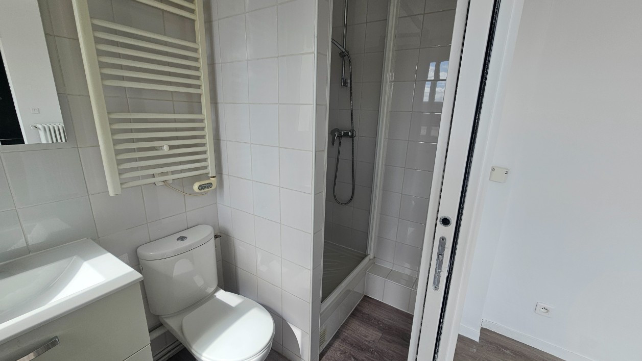 
                                                Vente
                                                 Grand studio avec terrasse