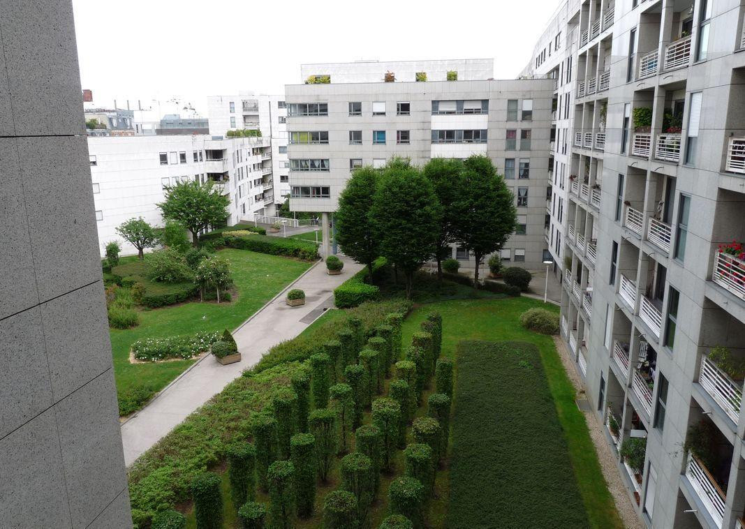 
                                                Location
                                                 Grand studio Avenue Gambetta