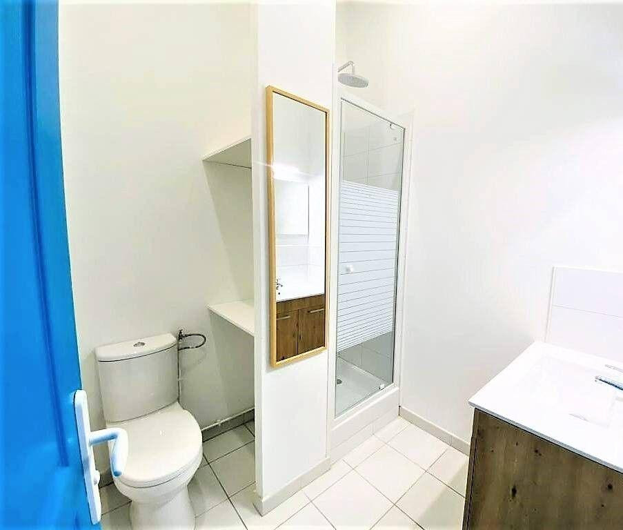 
                                                Location
                                                 Grand studio, calme et lumineux 20m² refait à neuf