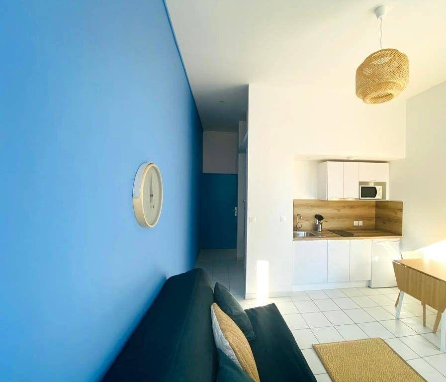 
                                                Location
                                                 Grand studio, calme et lumineux 20m² refait à neuf