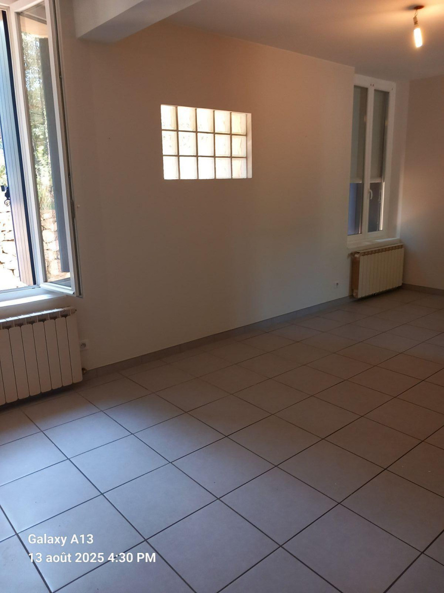 
                                                Location
                                                 Grand studio calme et lumineux