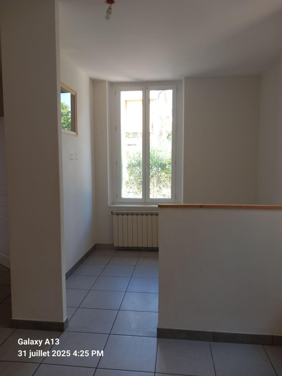 
                                                Location
                                                 Grand studio calme et lumineux