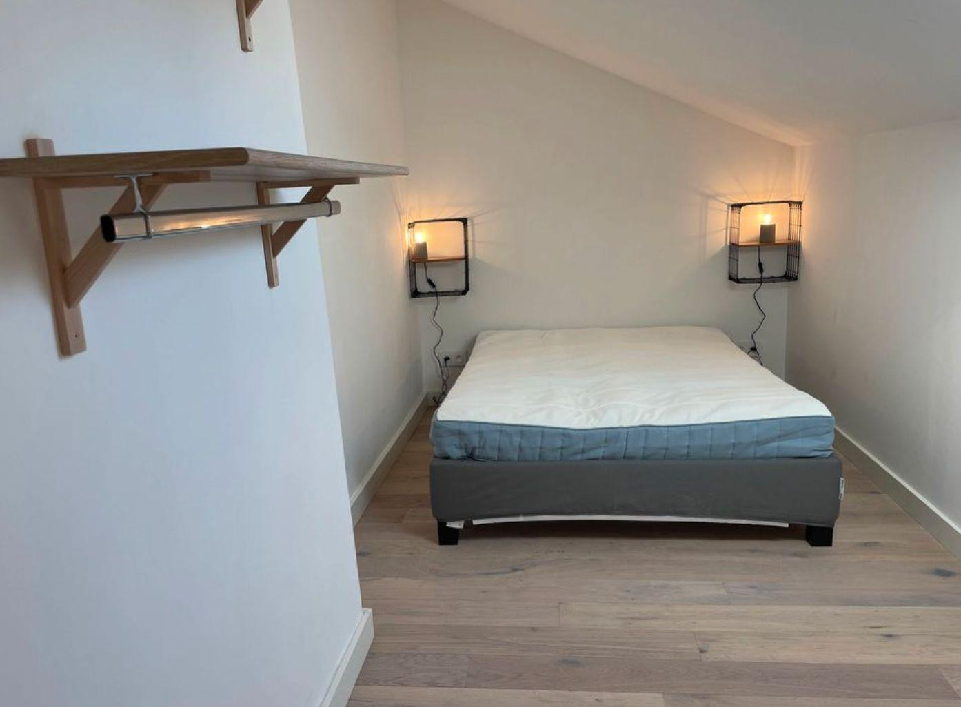 
                                                Location
                                                 Grand studio de 26M2 rénové
