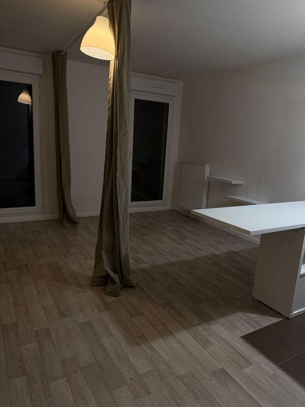 
                                                Location
                                                 Grand studio de 33m2 avec jardin