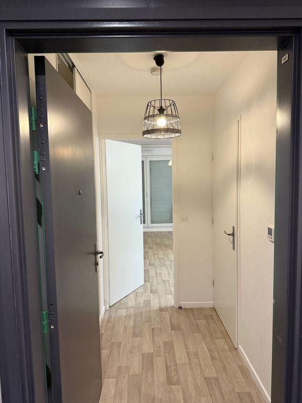 
                                                Location
                                                 Grand studio de 33m2 avec jardin