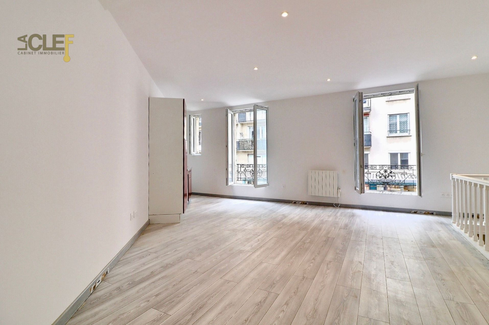 
                                                Vente
                                                 Grand studio entrée privative proche du métro