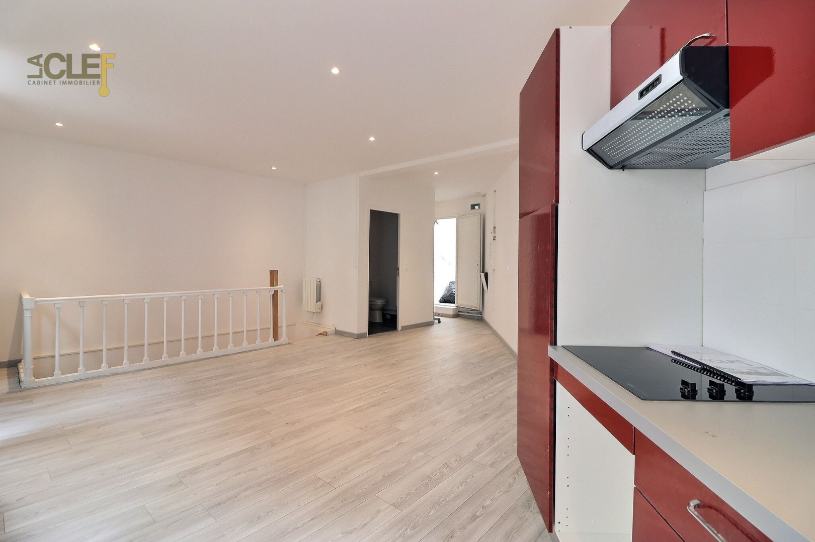 
                                                Vente
                                                 Grand studio entrée privative proche du métro