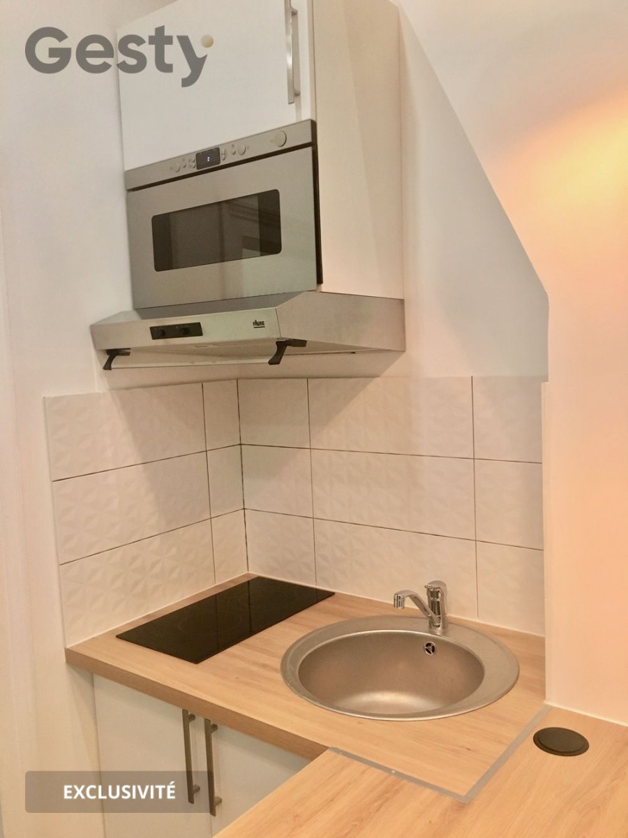 
                                                Vente
                                                 Grand studio idéalement placé