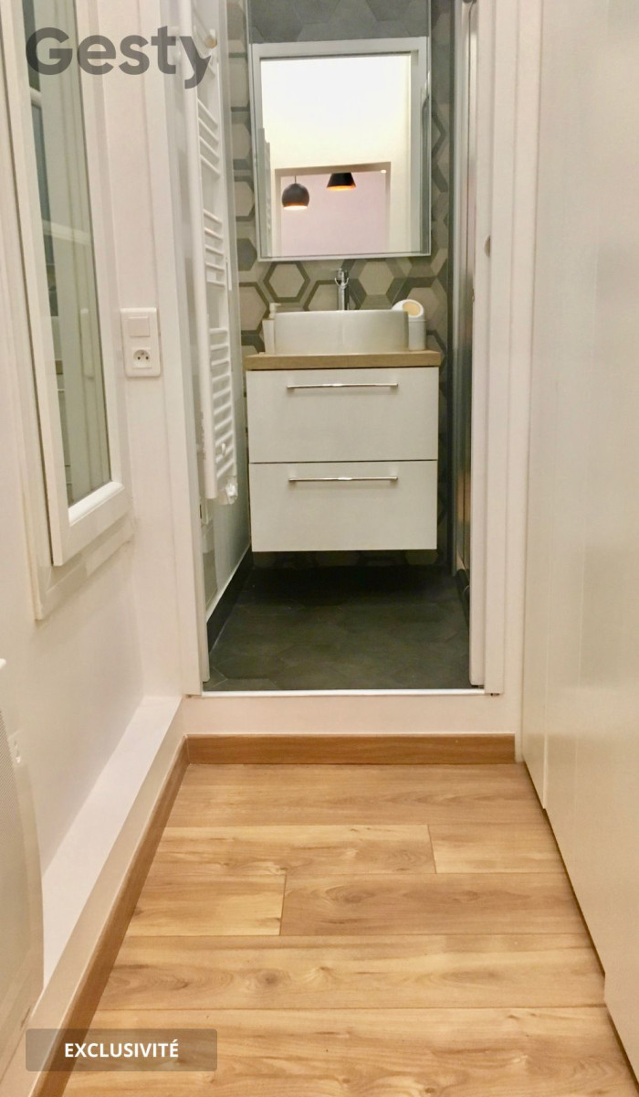 
                                                Vente
                                                 Grand studio idéalement placé