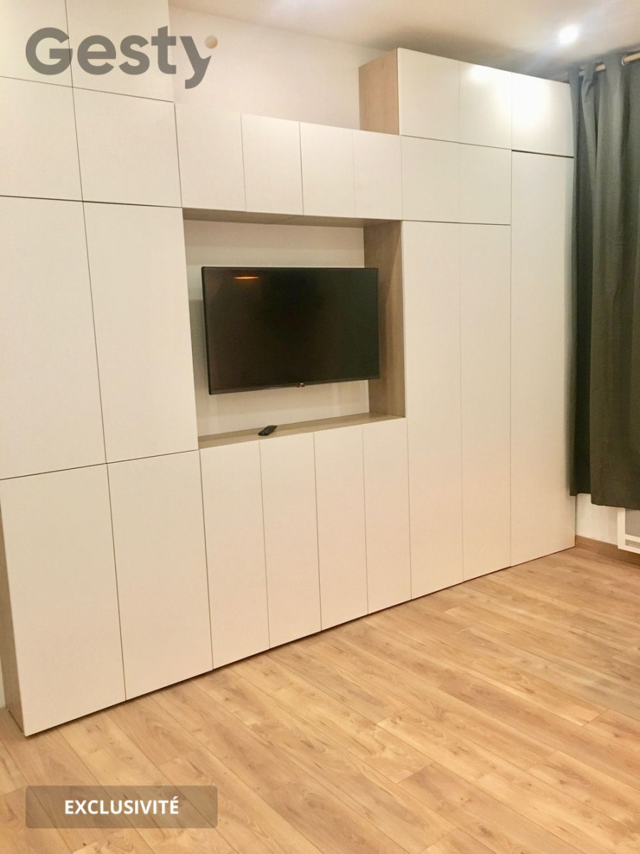 
                                                Vente
                                                 Grand studio idéalement placé