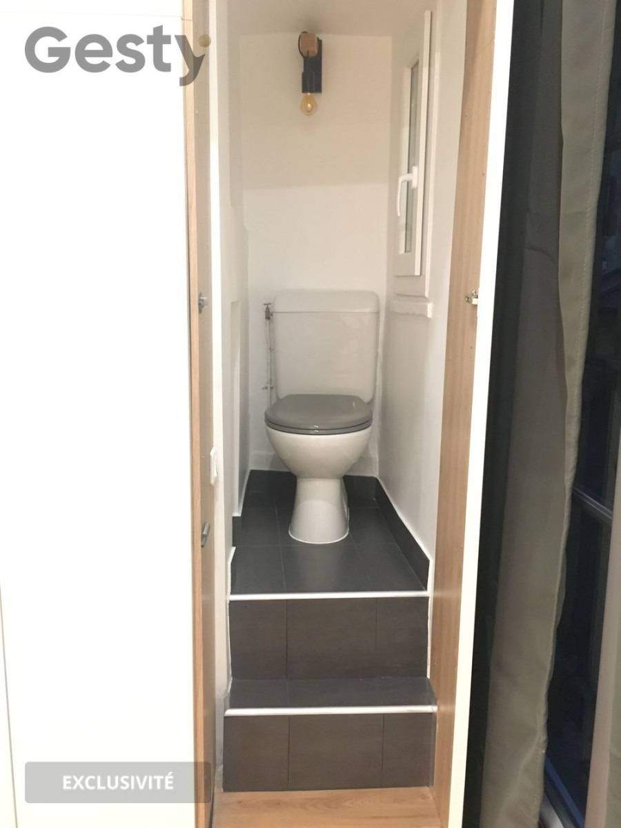 
                                                Vente
                                                 Grand studio idéalement placé