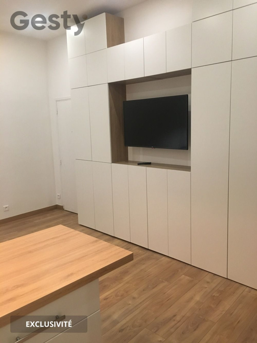 
                                                Vente
                                                 Grand studio idéalement placé