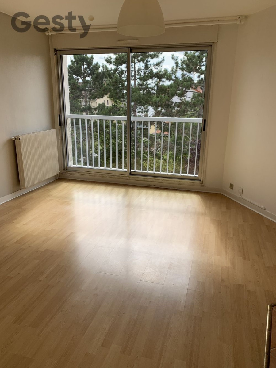
                                                Vente
                                                 Grand studio idéalement placé
