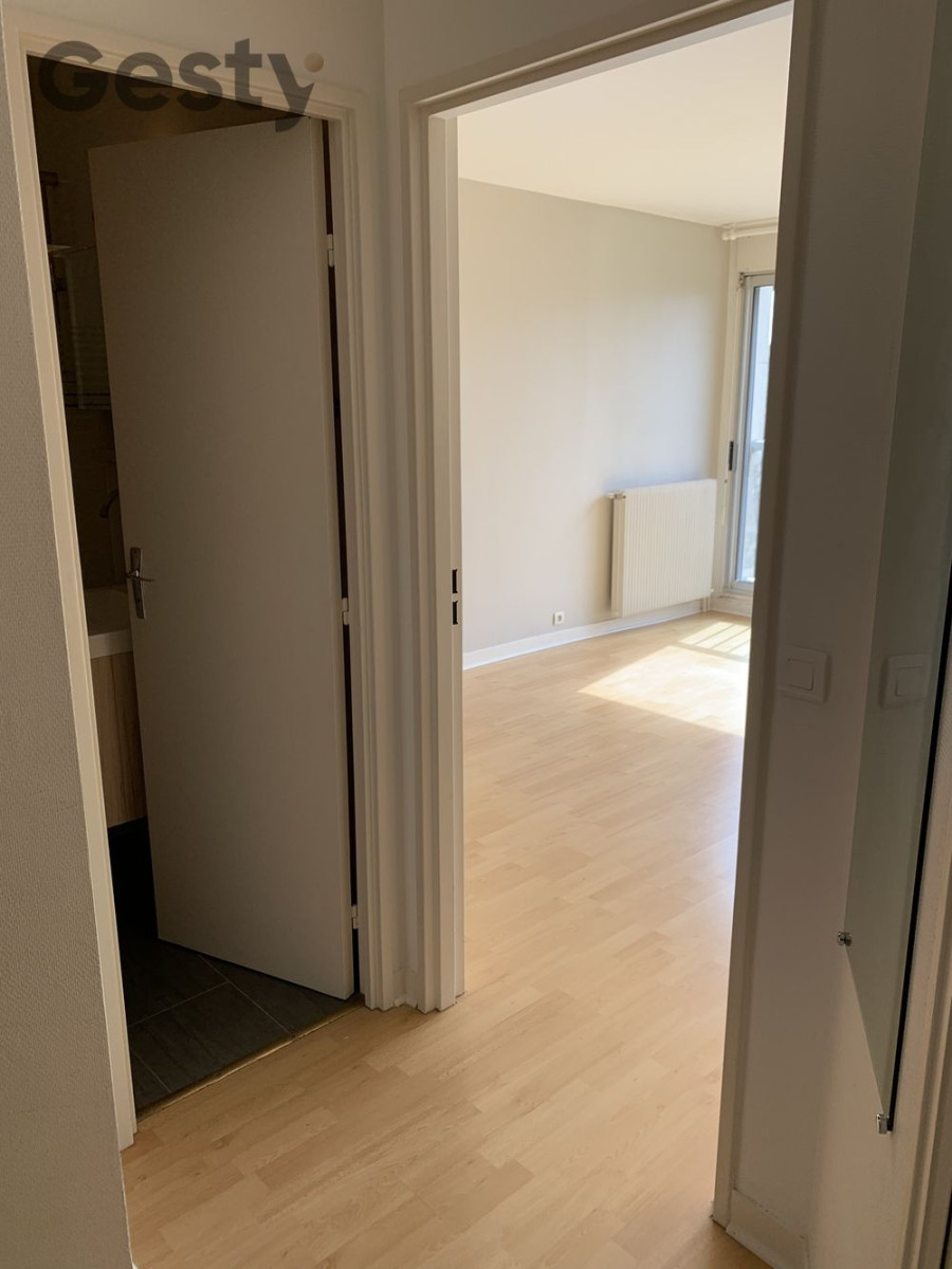 
                                                Vente
                                                 Grand studio idéalement placé