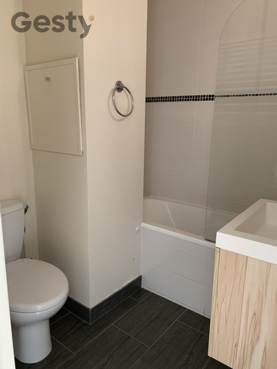 
                                                Vente
                                                 Grand studio idéalement placé