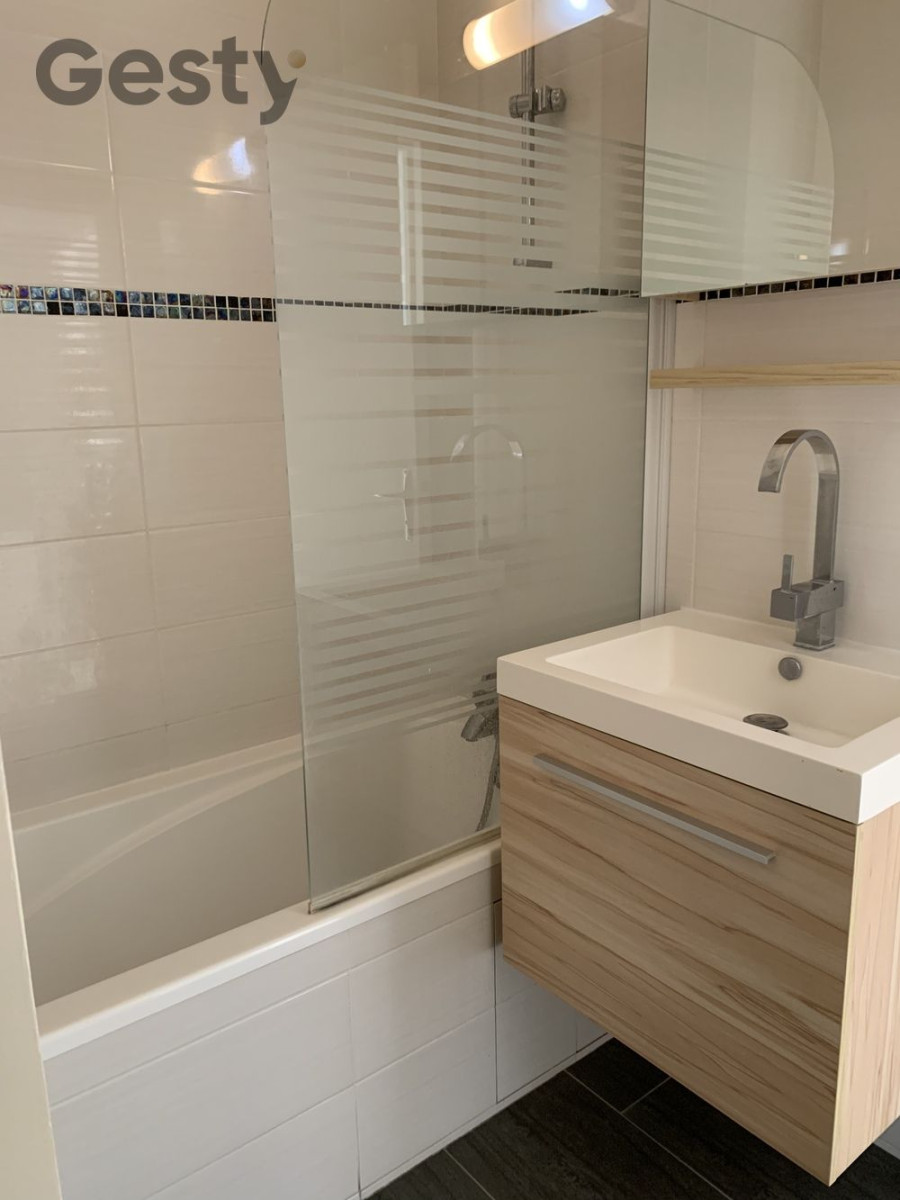 
                                                Vente
                                                 Grand studio idéalement placé