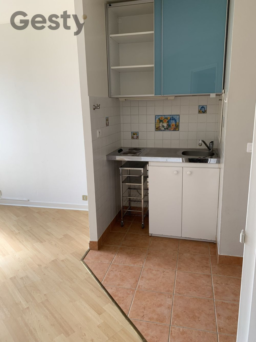 
                                                Vente
                                                 Grand studio idéalement placé