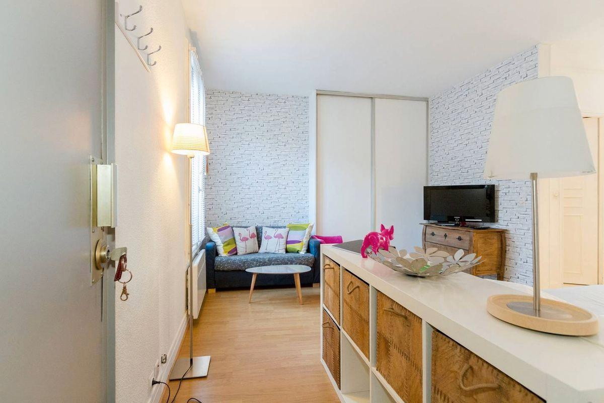 
                                                Location
                                                 Grand studio idéalement situé très lumineux