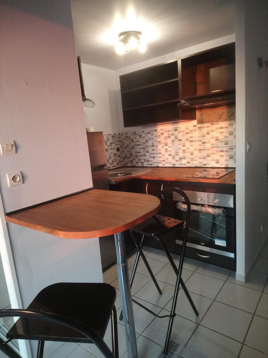 
                                                Location
                                                 Grand studio lumineux