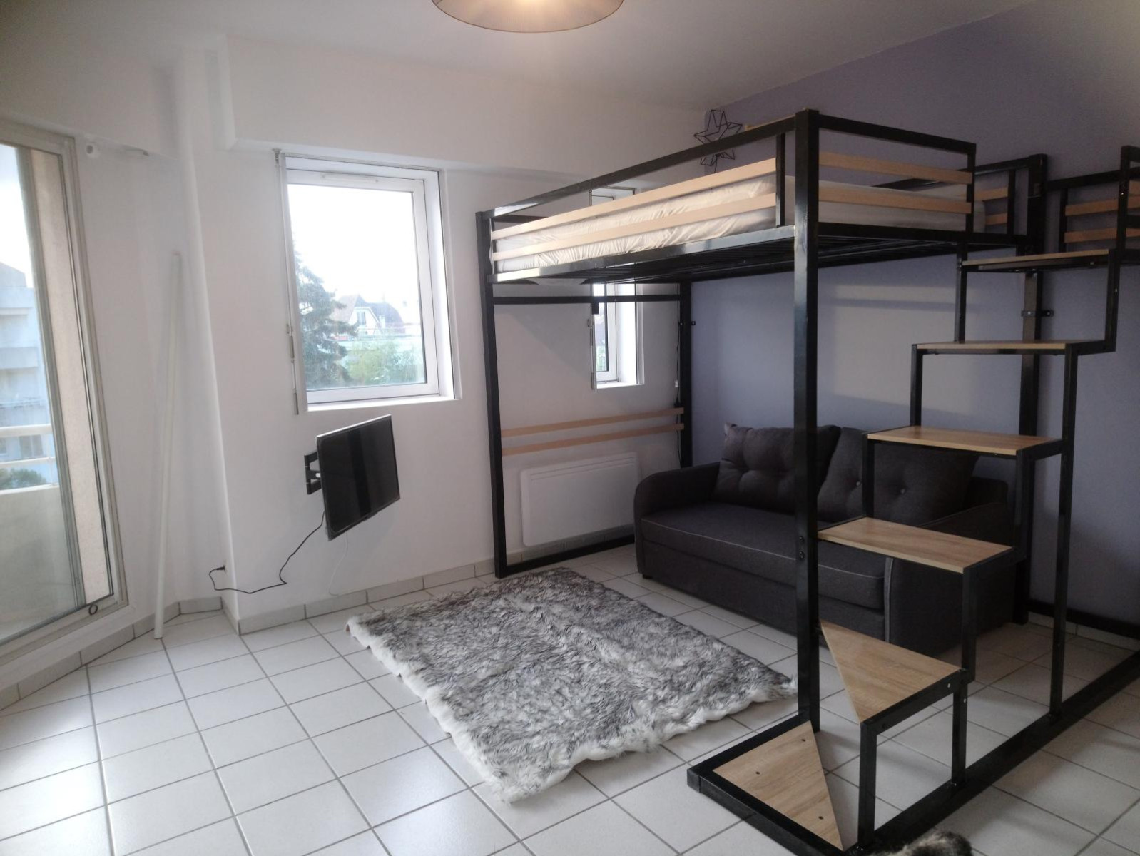 
                                                Location
                                                 Grand studio lumineux
