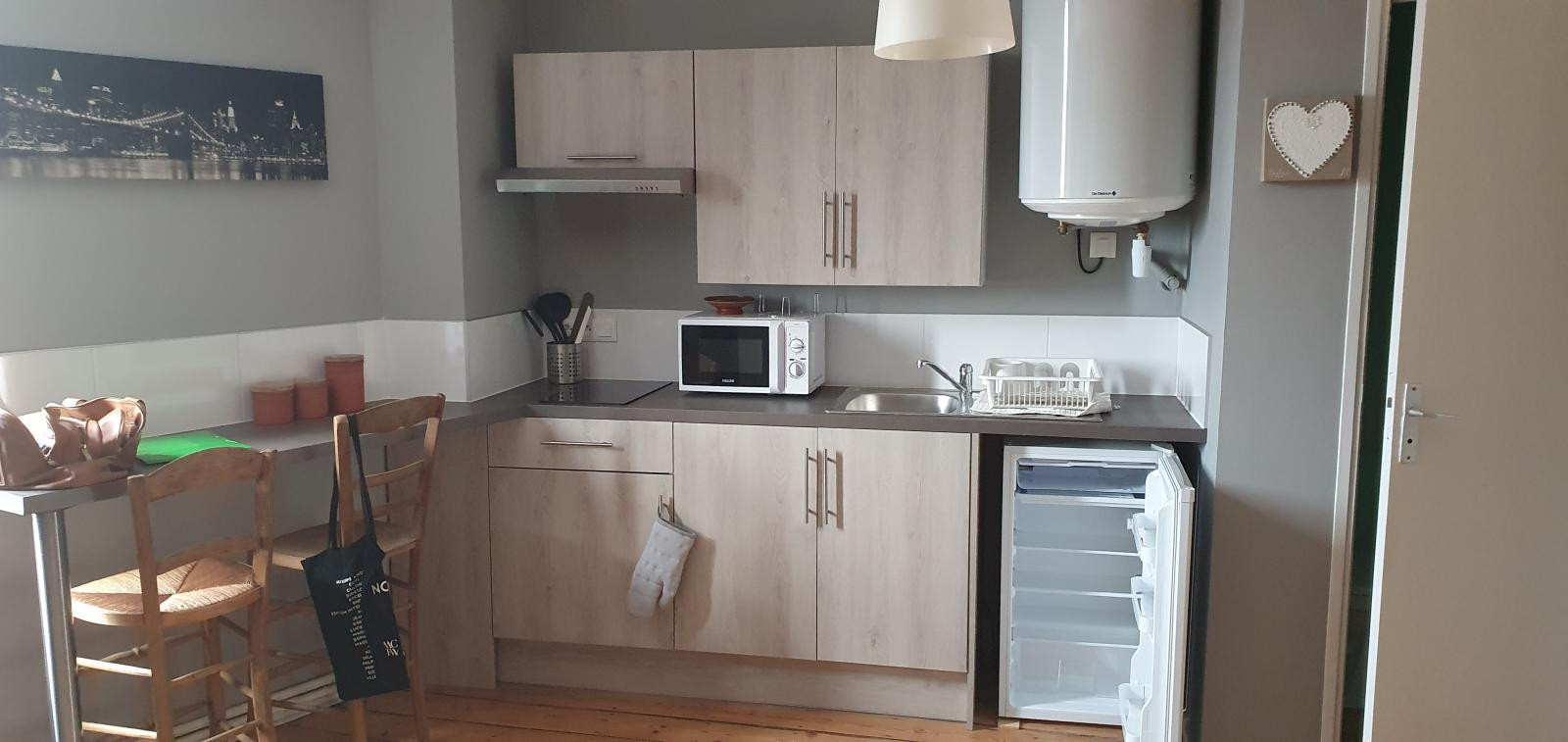 
                                                Location
                                                 Grand Studio meublé 24m² au calme